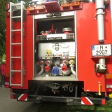 Der große Feuerwehrwagen von hinten