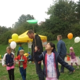 Eine Reporterin probiert das Tellerdrehen aus