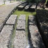 Große Steine im Wasser oberhalb vom Mollsee