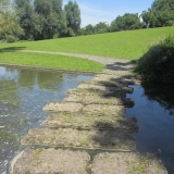Große Steine im Wasser unten am Mollsee