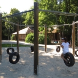 Reifenschaukeln zwischen Riesenrutschen und Biergarten