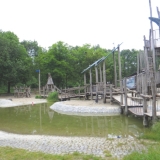 Wasserbecken um den Spielplatz
