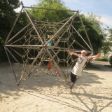 Klettergerüst_Grünfläche_Fernpaßstr