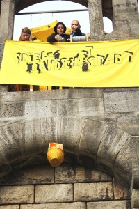 Das Fliegerkörbchen wird hochgezogen