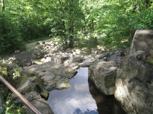 Bachlauf hinter Hügel