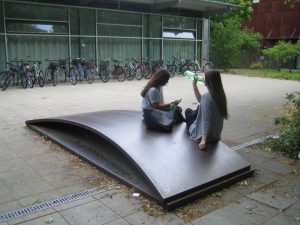 auf verschiedene Weisen nutzbares Kunstwerk vor der Schule