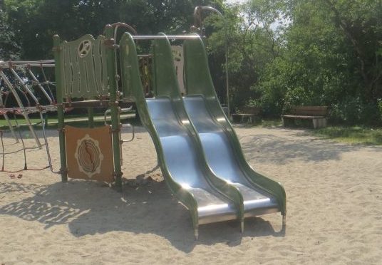 Doppel-Rutsche am Spielplatz