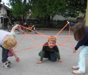 Fadenspiel gibt es auch mit dem Großfaden: hier siehst du eine Riesenbrille!