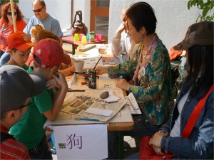 Chinesische Kalligrafen bei der Arbeit.