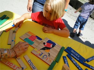 Klötzchenspiele an der Kinderinfo.