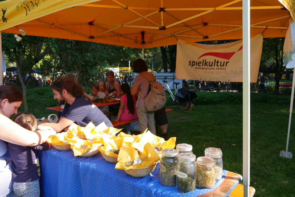 Weltkindertag_2018_Spielkultur_Kraeuterwerkstatt