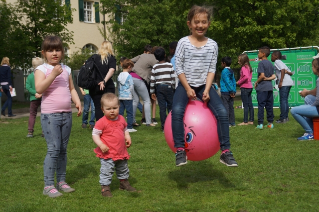 2014_schulhofpfanzelt_nachmittag_springball_01