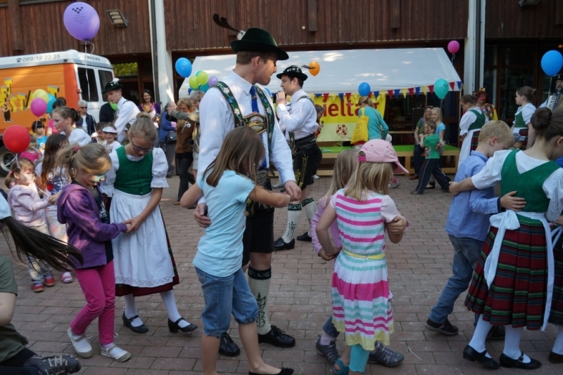 weltspieltag_2013_buehne_trachtenverein_34_alletanzen
