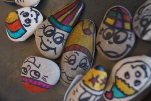 Was steckt hinter der Geschichte von den Schmunzelsteinen?