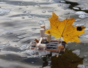 Selbstgebaute Schifferl treiben in der Isar