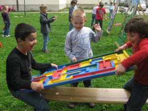 Spielepark_Murmellabyrinth_Jungen_ZEITUNG_2011