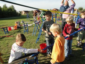 Kinder spielen und bauen an der großen Murmelbahn auf dem Spielplatz Im Gefilde.